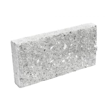 Блок полнотелый с двумя гранями колотой фактуры Besser цветной на белом цементе